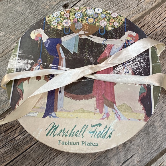 4 Collectible Plates FASHIONS OF THE HOUR - Marshall Field's 2002 - Picture 9 of 9